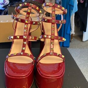 Sexy heeled sandals in biker red.